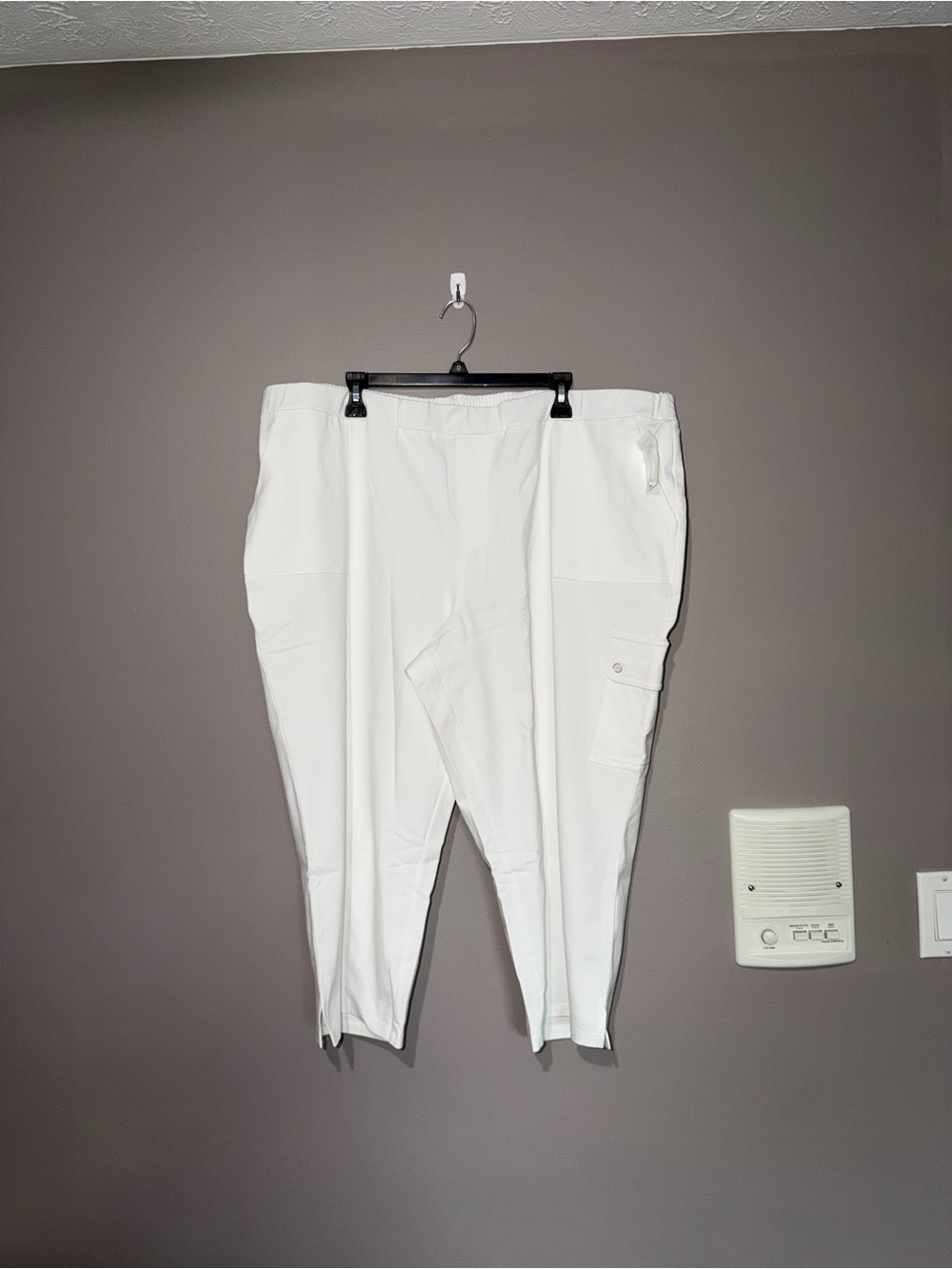 Susan Graver White Pull-On Cargo Capris